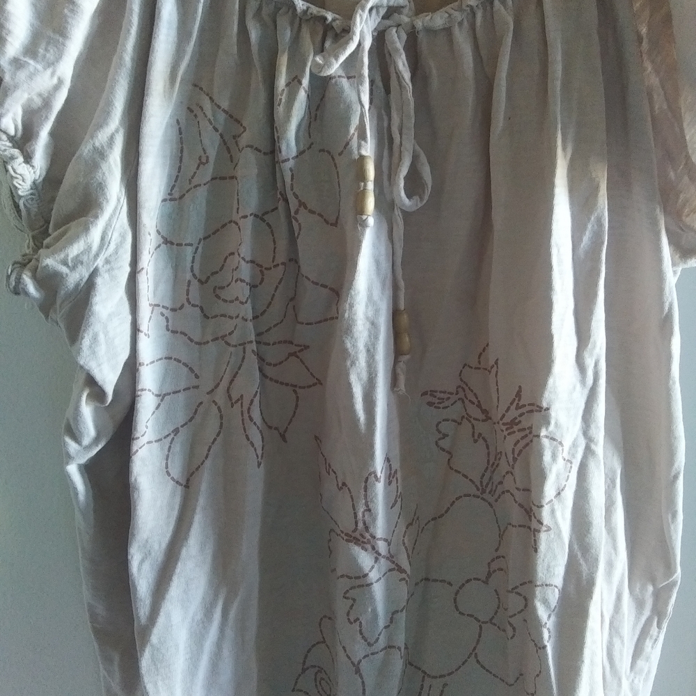Cute top with wooden beads on tie